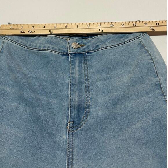 Free People Just Float On Flare
Light wash size 27 - Picture 8 of 10